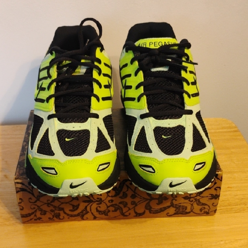 New Nike Mens Sneakers Black and Neon Green. Glow In The Dark. Size 11.5